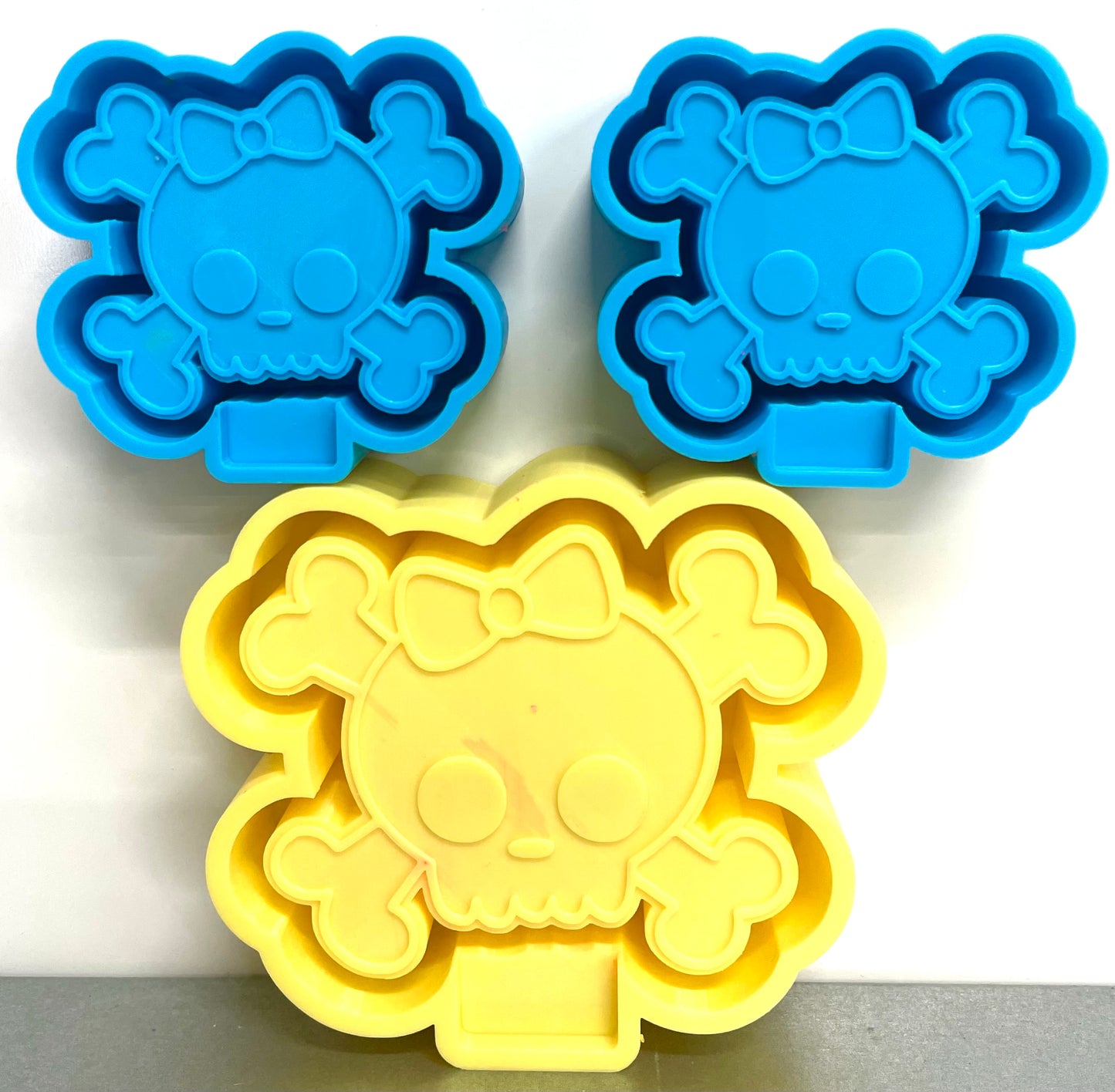 Skull & Crossbones with Bow & Vent Clip Mold Set