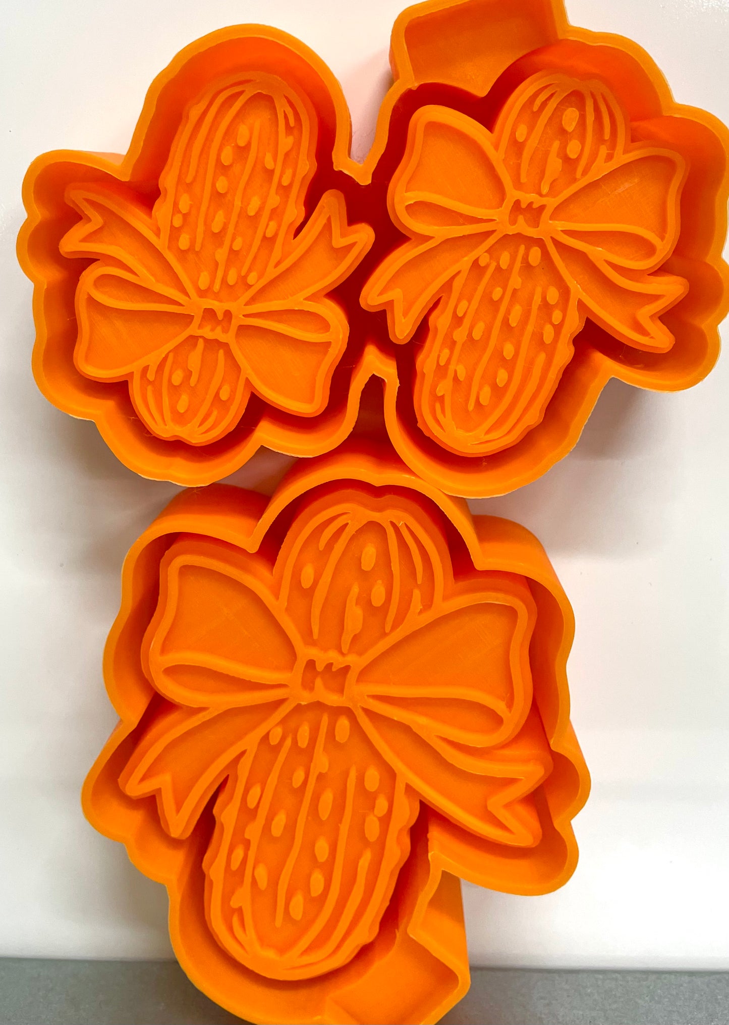 Pickle with Bow & Vent Clip Mold Set