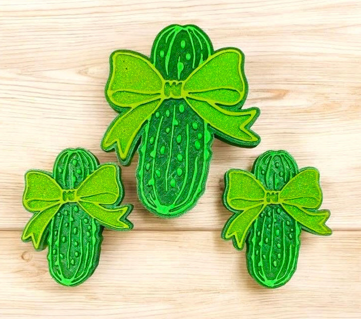 Pickle with Bow & Vent Clip Mold Set