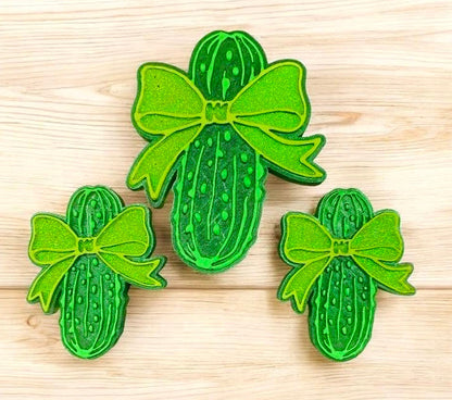 Pickle with Bow & Vent Clip Mold Set