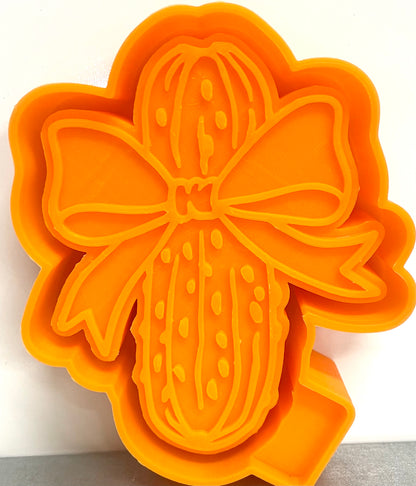 Pickle with Bow Mold