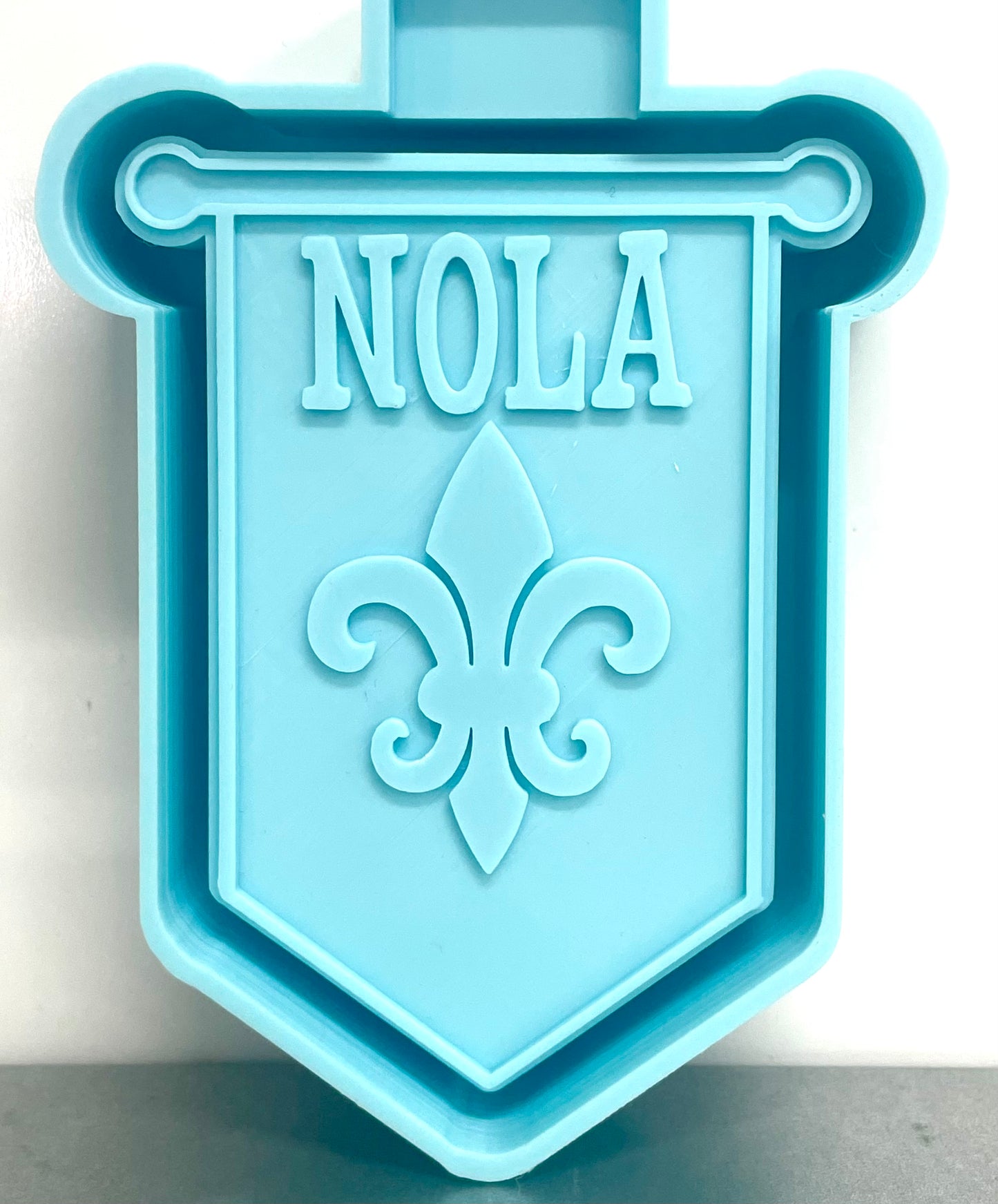 Nola Banner Mold